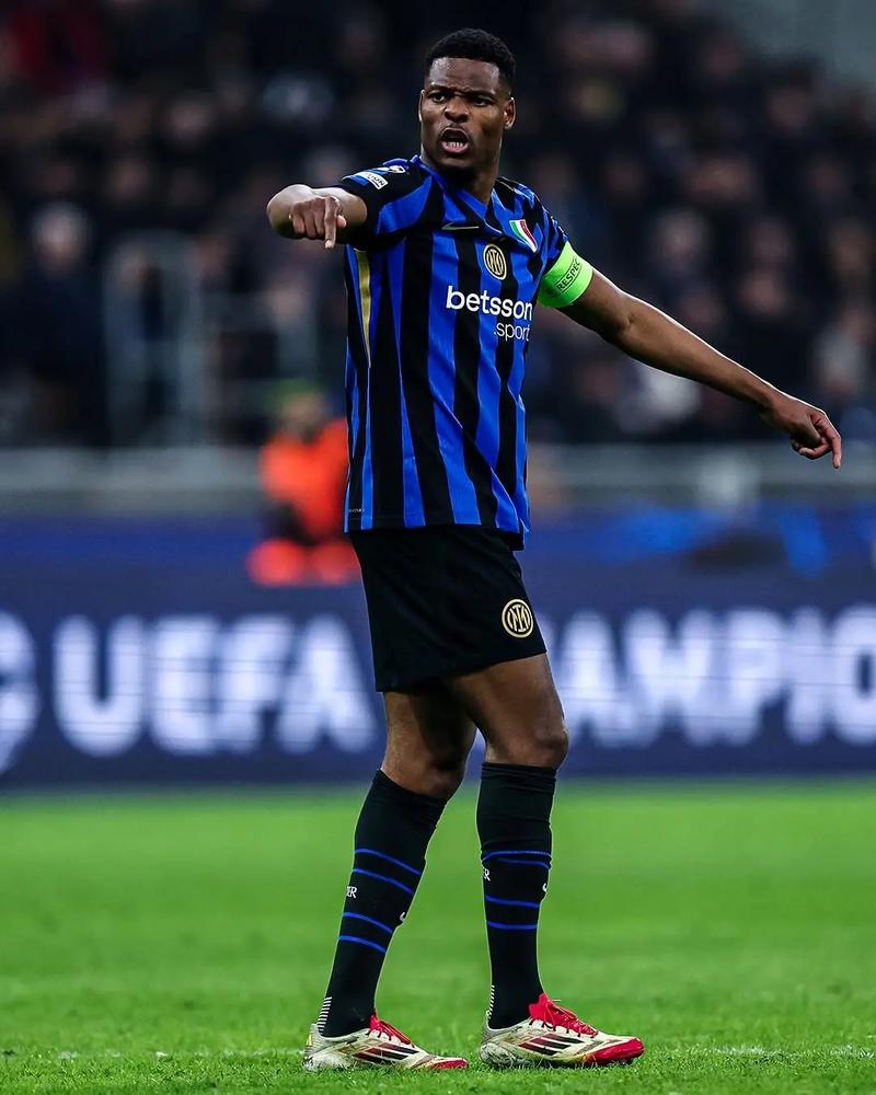 米切尔半场投篮12中7，三分5中3得到22分1板1助1断