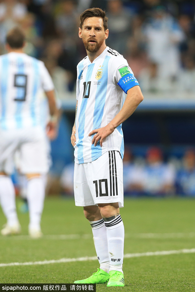 法比奥晒照：仔细看我受伤的右膝，你就知道我们队付出了一切（法比奥晒图：看我右膝的伤，就知道我们拼到极限）