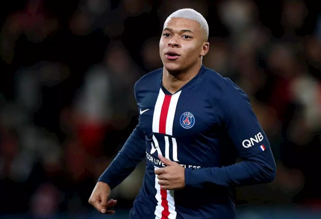 这雪有点大，欧冠赛前一名挪威记者在博德闪耀的球场边线处滑雪（大雪纷飞，欧冠赛前挪威记者在博德闪耀场边滑雪）