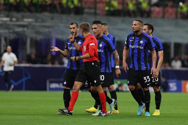 队内得分最高！沃克半场12中5，独得15分3篮板1助攻（半场队内得分王！沃克12投5中砍下15分3篮板1助攻）