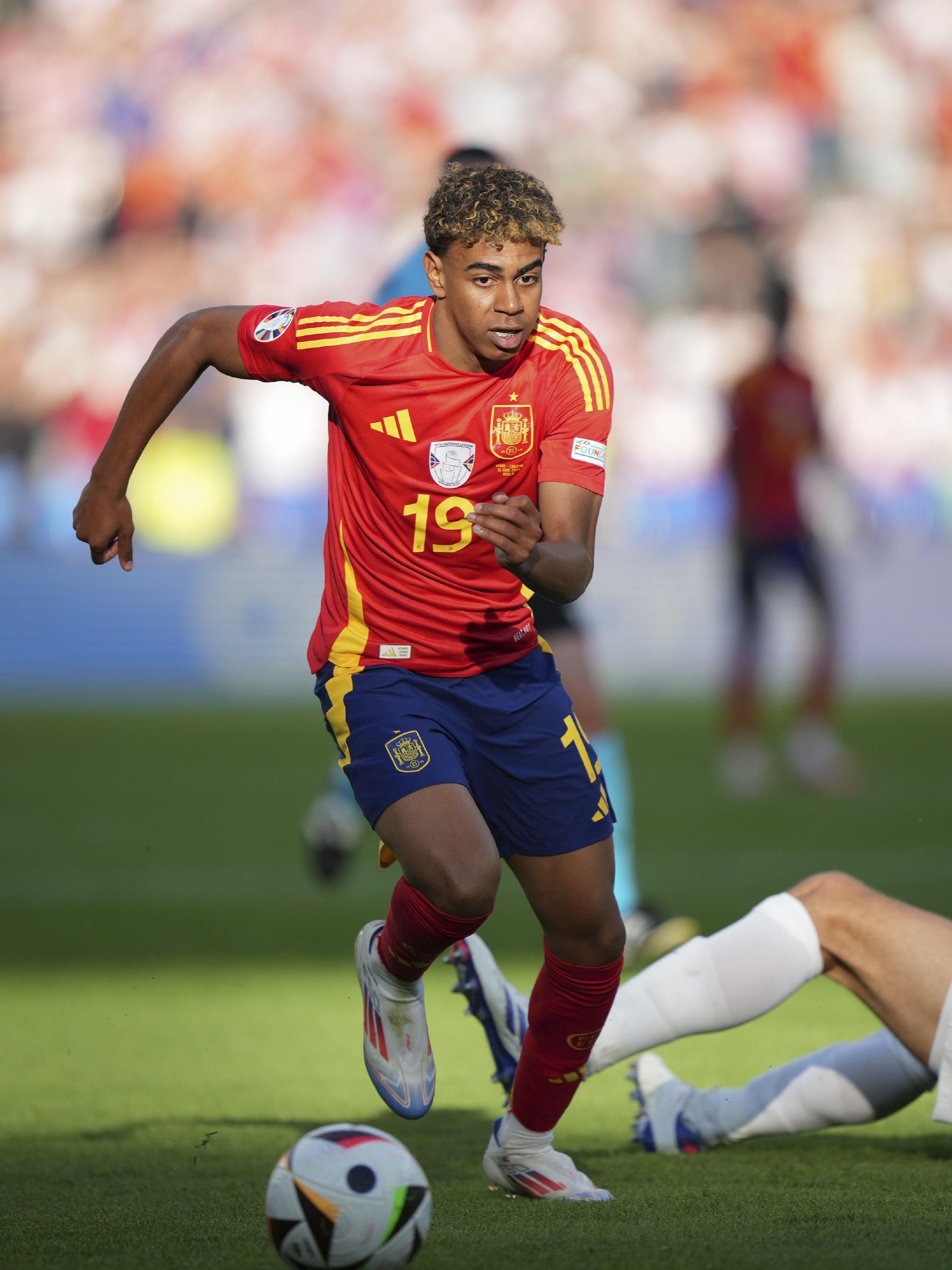 致敬球队传奇，多特官方商城为球迷免费印11号罗伊斯（多特致敬传奇：官方商城为球迷免费印制罗伊斯11号）