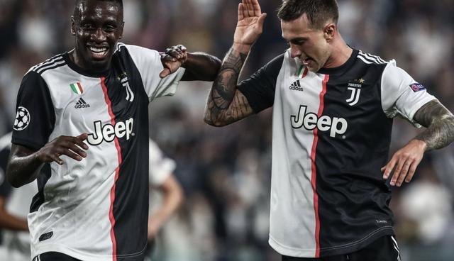 克罗斯晒2026年世界杯德国战袍：这件球衣确实很有吸引力（克罗斯展示2026世界杯德国队新球衣：确实颇具吸引力）